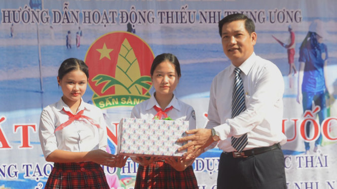 Trung ương Đoàn trao tặng 300 khăn quàng đỏ cho học sinh trường THCS Phan Bội Châu - Ảnh: THANH BA