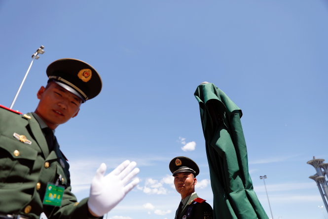 Lực lượng bảo vệ của Trung Quốc trước khu hội nghị tại Bắc Kinh - Ảnh: Reuters