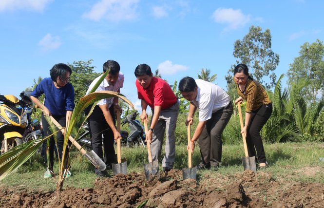 Đại diện báo Tuổi Trẻ, công ty Unilever Việt Nam cùng lãnh đạo địa phương thực hiện nghi thức động thổ đường ống dẫn nước - Ảnh: K.Nam