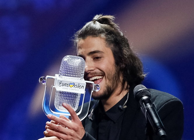 Nam ca sĩ Sobral thể hiện cảm xúc khi nhận giải tại Trung tâm Triển lãm Quốc tế ở Kiev rạng sáng 14-5 - Ảnh: Reuters
