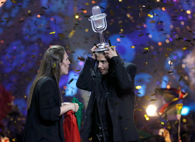 Giây phút thăng hoa của Salvador Sobral trên sân khấu cùng giải thưởng - Ảnh: Reuters
