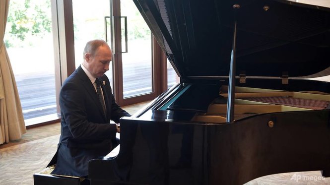 Tổng thống Nga Vladimir Putin chơi piano trước cuộc họp thượng đỉnh với chủ tịch Trung Quốc Tập Cận Bình - Ảnh: AP