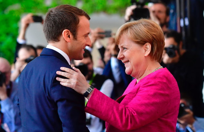 Bà Merkel đón tiếp ông Macron chiều ngày 15-5 tại Berlin - Ảnh: AFP  