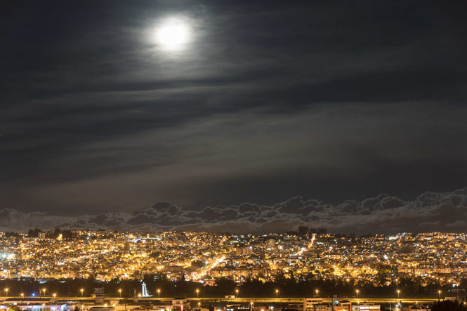 Siêu trăng nhìn từ độ cao 2.900m ở Quito, Ecuador.