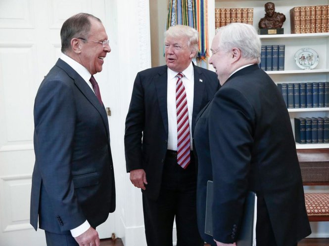 Ông Trump đón tiếp ngoại trưởng Nga Sergey Lavrov (trái) và đại sứ Nga tại Mỹ Sergei Kislyak ngày 10-5 tại phòng Bầu dục của Nhà Trắng - Ảnh: AP