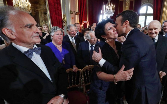 Ông Macron chào đón mẹ trong lễ nhậm chức ngày 14-5. Bìa trái là cha ông - Ảnh: Reuters