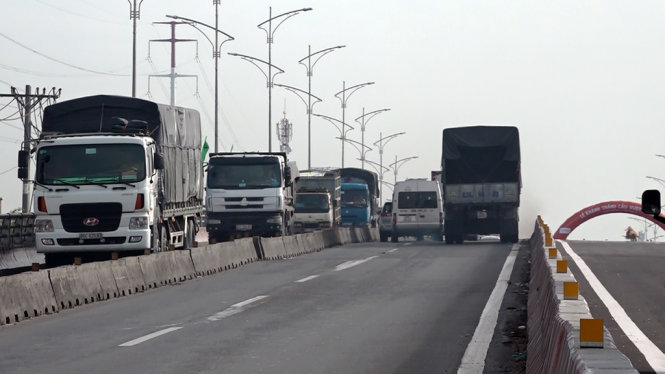 Những chiếc xe đầu tiên di chuyển qua cầu vượt Gò Mây, đây là công trình nhằm hạn chế ách tắc giao thông cục bộ tại giao lộ với quốc lộ 1 , đoạn An Sương - An Lạc -Ảnh Chế Thân.png
