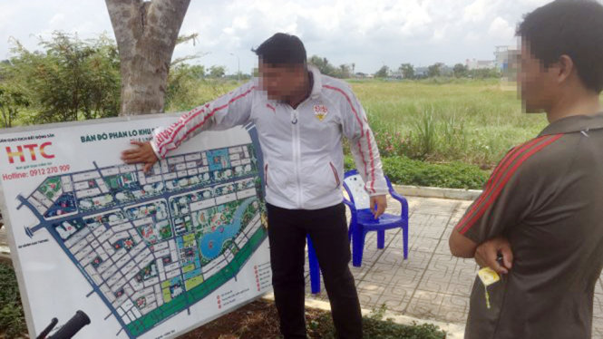 Khách hàng nghe môi giới giới thiệu các dự án đất nền trên đường Nguyễn Duy Trinh, Q9, TP.HCM