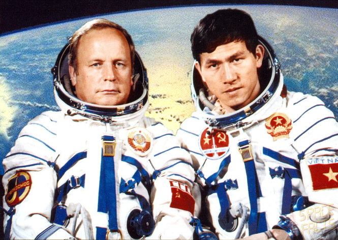 Nhà du hành vũ trụ Viktor Gorbatko cùng nhà du hành vũ trụ đầu tiên của Việt Nam Phạm Tuân trong chuyến bay Soyuz 37 - Ảnh: AFP