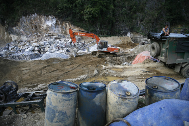 Trên địa bàn huyện Đồng Văn hiện có 2 hồ treo cỡ lớn đang được tiến hành xây dựng để phục vụ nhu cầu nước nơi đây. Trong ảnh: Hồ treo tại Lũng Cẩm, xã Sủng Là đang được xây dựng- Ảnh: NAM TRẦN