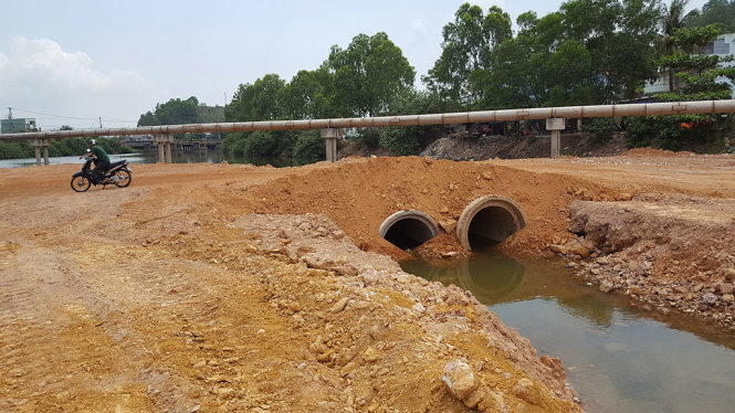 Theo UBND TP Quy Nhơn, hai ống cống bi phi 1000 không đảm bảo tiêu thoát nước nhánh sông Hà Thanh khi có mưa lớn hoặc lũ xảy ra - Ảnh: DUY THANH