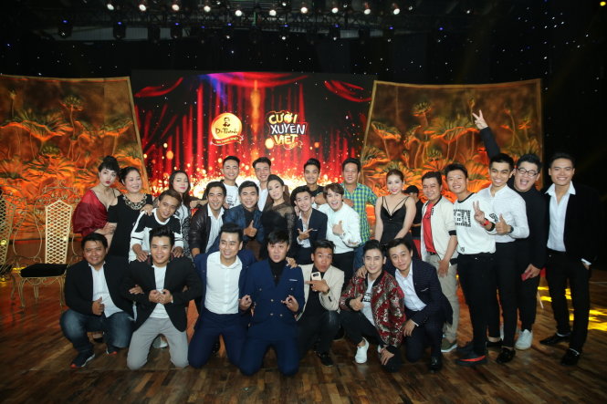 Các thí sinh Cười xuyên Việt 2017 chụp hình lưu niệm cùng ban giám khảo của chương trình - Ảnh: K-Media