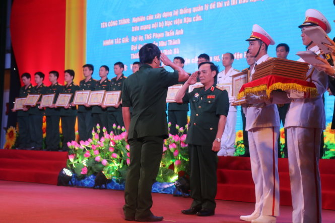 Lãnh đạo Bộ Quốc phòng trao bằng khen cho đại diện các nhóm tác giả đoạt giải Nhì