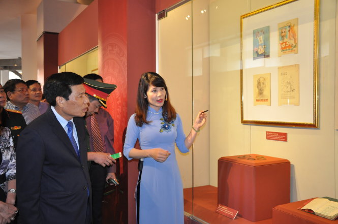 Ông Nguyễn Ngọc Thiện, Bộ trưởng Bộ VH-TT&DL đang lắng nghe những câu chuyện gắn liền với các tặng phẩm của Chủ tịch Hồ Chí Minh - Ảnh: V.V.TUÂN