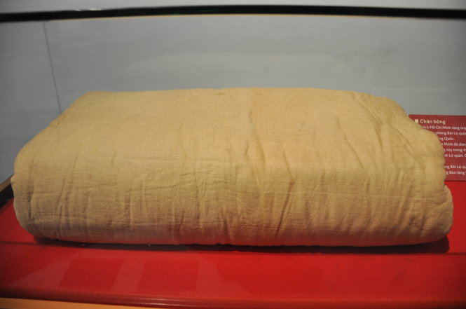 Chiếc chăn bông Chủ tịch Hồ Chí Minh tặng ông Ngô Khê Như, cán bộ Văn phòng Bát Lộ quân, sau khi rời Quế Lâm, Trung Quốc. Bác Hồ đã dùng chiếc chăn bông này trong thời gian làm việc tại Văn phòng Bát Lộ quân (1938-2940) - Ảnh: V.V.TUÂN