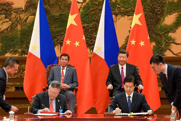 Tổng thống Philippines Rodrigo Duterte (trên, bên trái) và Chủ tịch Trung Quốc Tập Cận Bình (trên, bên phải) chứng kiến lễ ký kết các văn kiện hợp tác giữa hai nước trong chuyến thăm của ông Duterte tới Bắc Kinh hồi năm ngoái - Ảnh: Reuters