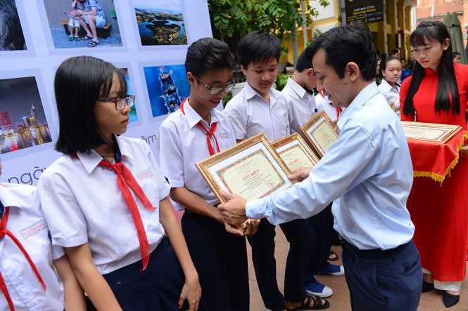 Ông Trần Xuân Toàn trao giải cho các học sinh THCS - Ảnh: QUANG ĐỊNH