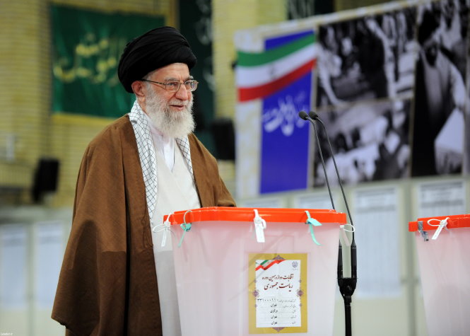 Đại giáo chủ Ali Khamenei bỏ phiếu tại thủ đô Tehran sáng 19-5 - Ảnh: Reuters