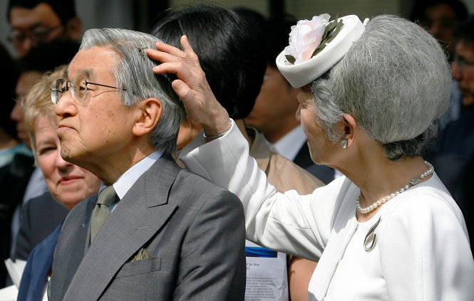 Phút giây tình cảm của Nhật hoàng Akihito (phải) và Hoàng hậu Michiko trong ảnh chụp tháng 7-2009 - Ảnh: Reuters