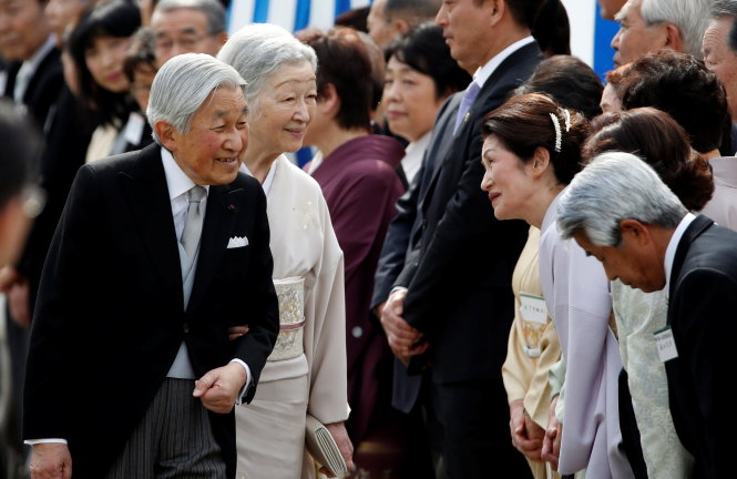 Nhật hoàng Akihito (trái) và hoàng hậu Michiko tiếp khách tại lễ mừng xuân tổ chức ở Cung điện hoàng gia Nhật Bản tại Tokyo vào tháng 4 - Ảnh: Reuters