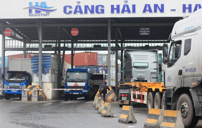 Xe container nối đuôi nhau ra vào tại khu vực cảng 128, TP Hải Phòng - Ảnh: TIẾN THẮNG