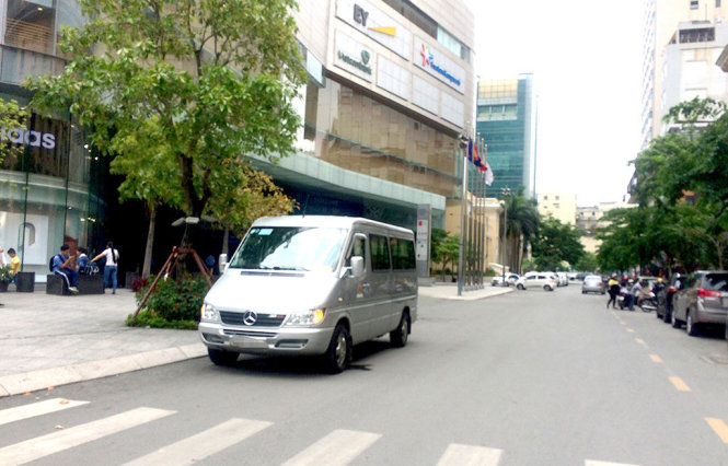 Một xe ôtô bật đền khẩn cấp rồi dừng trên đường Hải Triều, quận 1 - Ảnh: LÊ PHAN