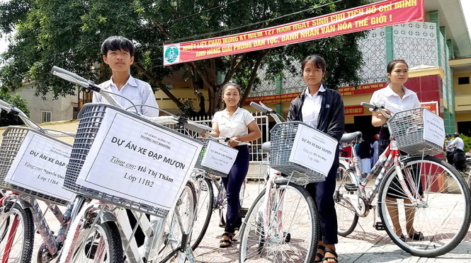 Những học sinh đầu tiên của Trường THPT Đakrông được nhận xe đạp của thầy cô cho mượn. Từ nay các em sẽ thoát cảnh cuốc bộ hàng giờ đến trường - Ảnh: QUỐC NAM
