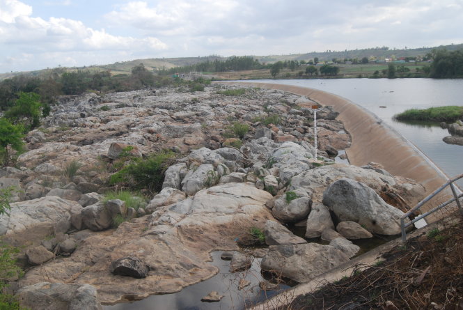 Bị ngăn dòng cho thủy điện Đăk S’Rông, đoạn sông Ba ở cuối thị trấn Kon Chro chỉ còn rất ít nước, trơ dòng với đá là đá