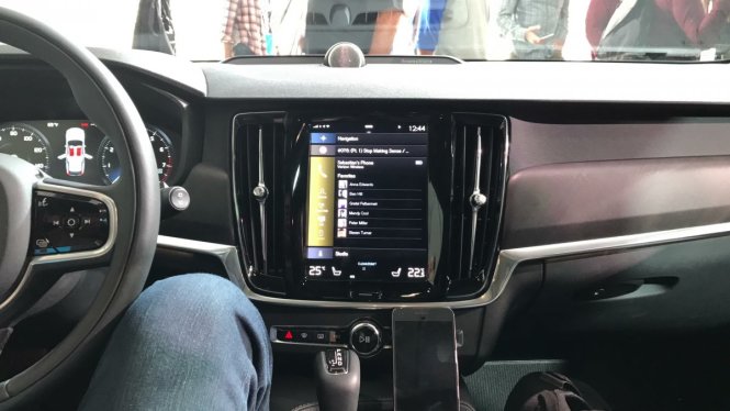 Màn hình chính chạy trên nền Android của hệ thống thông tin giải trí trên xe hơi. Nó đã được điều chỉnh để phù hợp với thiết kế xe của Volvo. Tại đây bạn có thể thấy một danh sách các liên lạc để gọi điện hiện trên màn hình - Ảnh: Steve Kovach/Business Insider