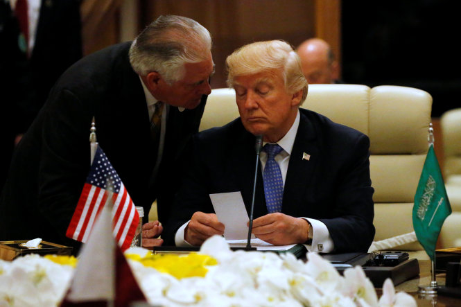 Ngoại trưởng Rex Tillerson (trái) và tổng thống Donald Trump tại cuộc họp thượng đỉnh ngày 21-5 tại Riyadh, Ả rập Saudi - Ảnh: Reuters