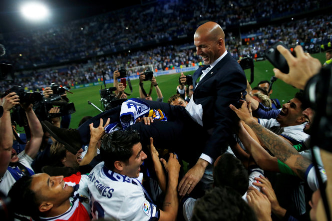 Các cầu thủ R.M tung hê HLV Zidane sau khi lên ngôi vô địch. Ảnh: REUTERS
