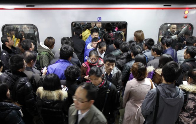 Hành khách đứng chờ ở ga tàu điện ngầm ở Bắc Kinh, Trung Quốc - Ảnh: Getty Images