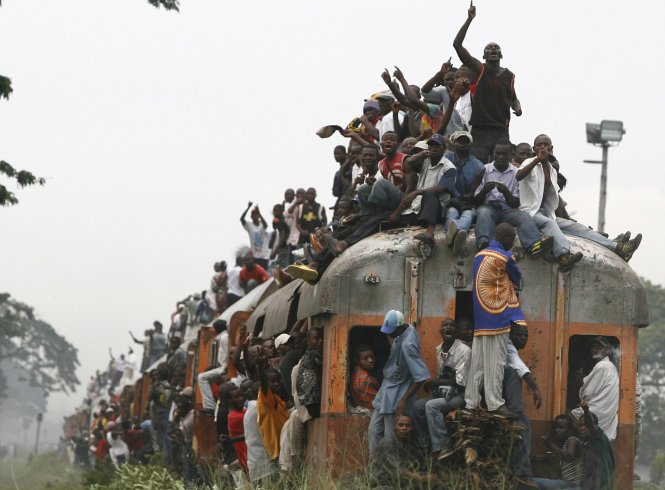 Tại Kinshasa, CHDC Congo, đoàn tàu này chạy hai lần mỗi ngày để đưa đón người dân đi làm - Ảnh: AFP