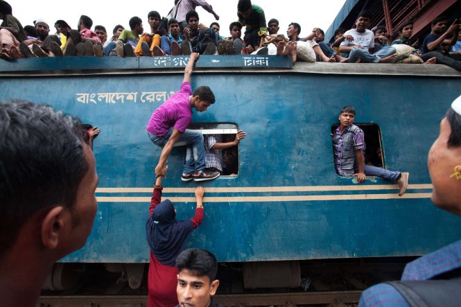 Cảnh thường thấy trên các chuyến tàu ở Dhaka, Bangladesh: hành khách leo lên nóc toa tàu ngồi - Ảnh: Getty Images