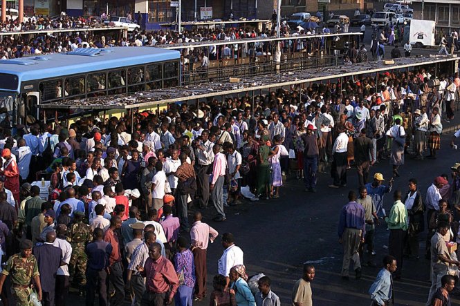 Nhìn hình này mọi người thường nghĩ đây là cảnh hành khách chờ tàu hỏa, nhưng ở một vài nơi ở châu Phi, cảnh người dân xếp hàng chờ xe buýt cũng y như vậy - Ảnh: DM