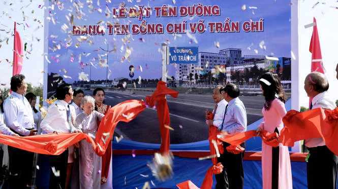 Lãnh đạo, nguyên lãnh đạo TP.HCM và đại diện các sở ngành làm nghi lễ đặt tên đường Võ Trần Chí - Ảnh: Tự Trung