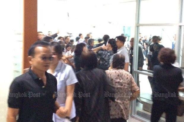 Cảnh hỗn loạn sau vụ nổ bom tại bệnh viện  Phramongkutklao trưa ngày 22-5 - Ảnh: Bangkok Post