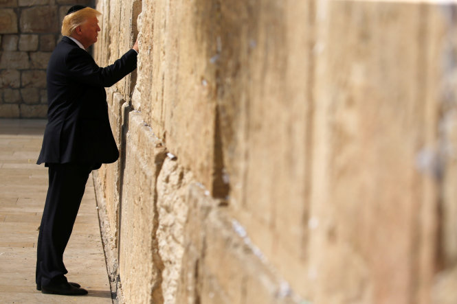 Tổng thống Trump mặc trang phục truyền thồng của người Do Thái giáo, đặt tay lên Bức tường than khóc - Ảnh: Reuters