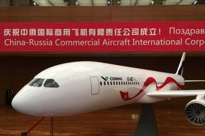 Mô hình máy bay được trưng bày trong lễ ký kết liên doanh giữa COMAC và UAC - Ảnh: Reuters