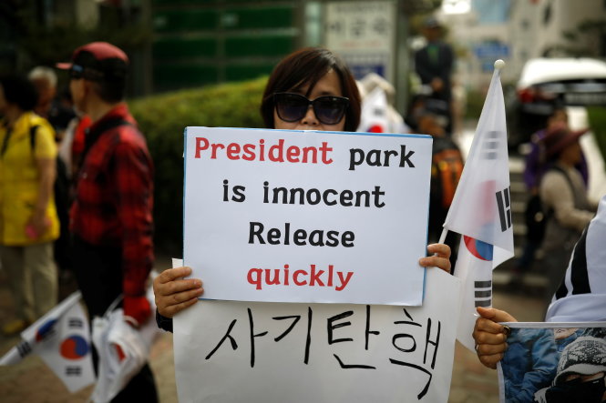 Người dân ủng hộ bà Park trước tòa án ở Seoul với tấm biển nói cựu tổng thống Hàn Quốc vô tội và phải được trả tự do nhanh chóng - Ảnh: Reuters