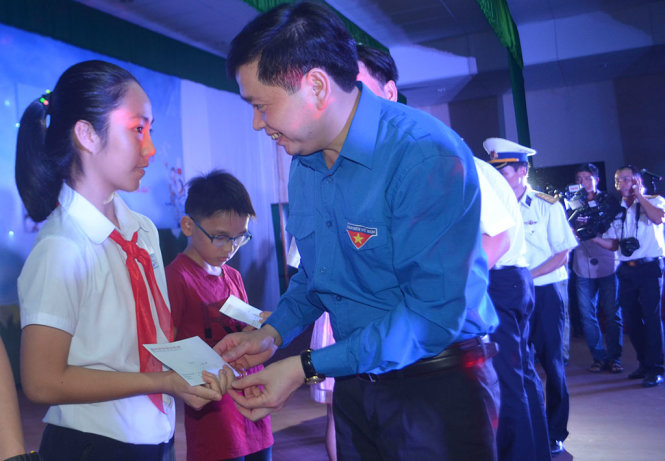 Anh Nguyễn Long Hải trao học bổng cho con em cán bộ chiến sĩ Lữ đoàn công binh 83 Hải quân có thành tích cao trong học tập - Ảnh: TẤN LỰC