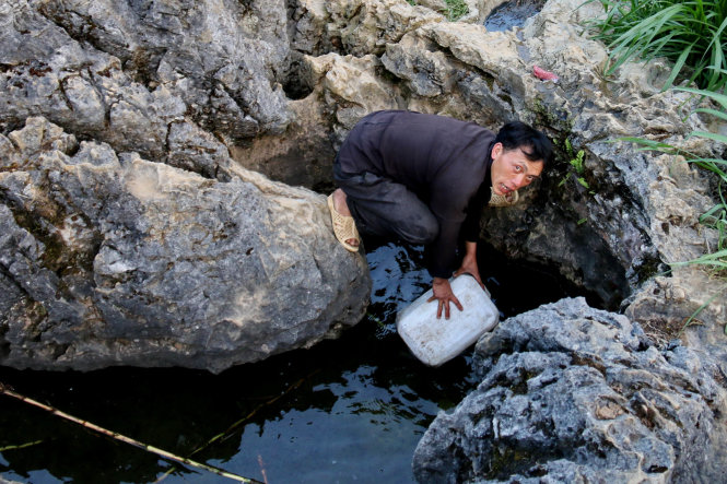 Vừ Pà Sinh lấy nước ở hốc đá thuộc bản Lỳ Chá Tủng, xã Sà Phìn, 
huyện Đồng Văn - Ảnh: Ngọc Hiển