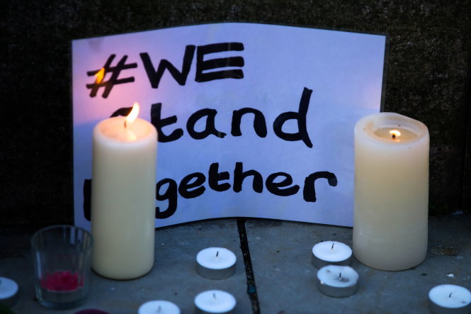 Nến và dòng chữ chia buồn các nạn nhân vụ tấn công khủng bố tại TP Manchester ngày 23-5 - Ảnh: Reuters