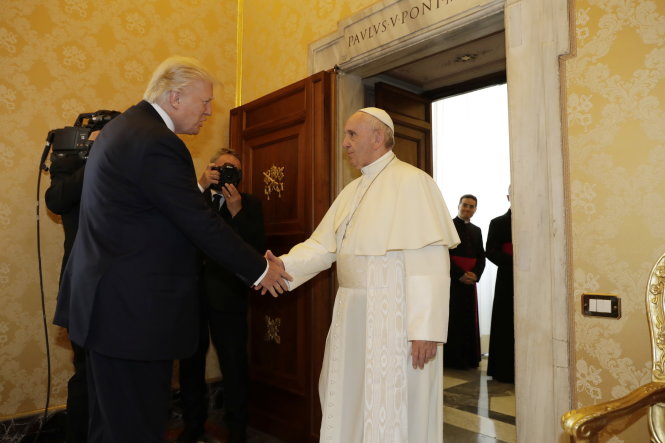 Giáo hoàng Francis (phải) và Tổng thống Donald Trump thiên thiện bắt tay nhau - Ảnh: Reuters
