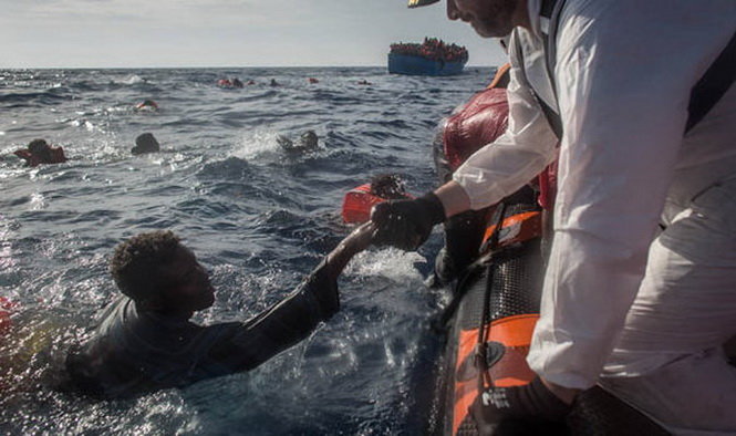 Tàu cứu hộ của nhiều lực lượng đã được gọi đến giải cứu những người gặp nạn - Ảnh: Getty