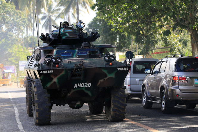 Xe bọc thép của quân đội Philippines được tăng viện đến thành phố Marawi - Ảnh: Reuters