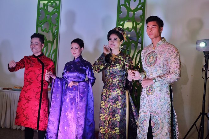 Diễn viên Việt Trinh (thứ 2 từ phải qua) cũng góp mặt trình diễn áo dài