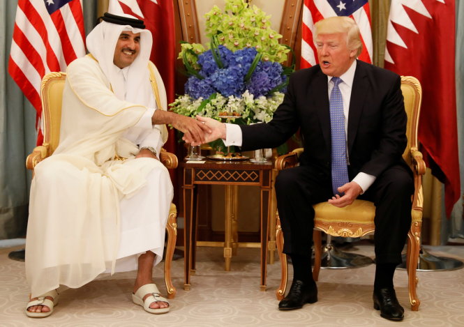 Quốc trưởng Qatar Tamim bin Hamad Al Thani hội đàm song phương với Tổng thống Mỹ Donald Trump (phải) tại Riyadh ngày 21-5 - Ảnh: Reuters