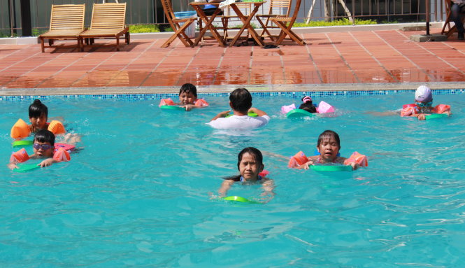 Ít nhất có 5.000 trẻ em ở TP.HCM sẽ được dạy bơi miễn phí để đảm bảo an toàn, phòng chống đuối nước trong hè 2017 - Ảnh: Q.L.