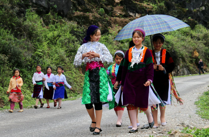 Các cô gái Mông dập dìu đi chợ tình Khâu Vai tháng 4-2017 để có người kéo về làm vợ - Ảnh: NGỌC HIỂN